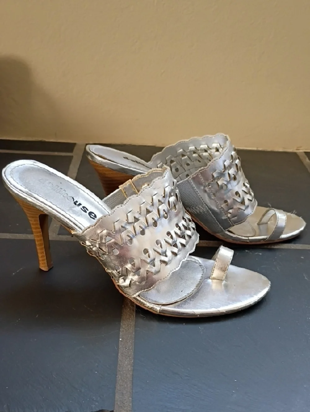 Dollhouse Metallic Silver Woven Toe-Loop Slide Mules | Size 6.5 - Picture 5 of 9